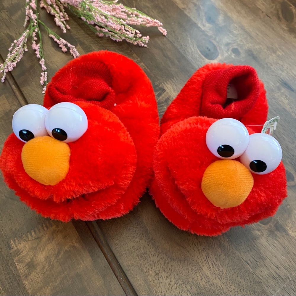 *NWT* ELMO SLIPPERS - size 7/8